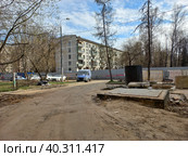 Пятиэтажный пятиподъездный панельный жилой дом серии I-515-5/МИ В-2. Построен в 1964 году. 15-я Парковая улица, 46, корпус 6. Район Северное Измайлово. Город Москва (2023 год). Редакционное фото, фотограф lana1501 / Фотобанк Лори