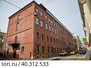 Moscow, Russia, April 15, 2023: Alexandre Dumas French Lyceum, Milyutinsky Lane in city center. Редакционное фото, фотограф Алексей Антипов / Фотобанк Лори
