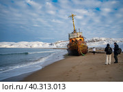 Туристы на берегу Баренцева моря. Териберка. Март 2023. Редакционное фото, фотограф Владимир Макеев / Фотобанк Лори