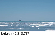 Вид с берега на плавучую нефтяную платформу для бурения скважин. Остров Сахалин. Стоковое видео, видеограф Эльвира  Трощенкова / Фотобанк Лори