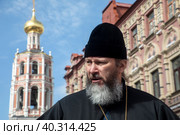 Наместник Высоко-Петровского монастыря, епископ Луховицкий Евфимий на фоне стен монастыря на улице Петровке в центре города Москвы, Россия (2023 год). Редакционное фото, фотограф Николай Винокуров / Фотобанк Лори