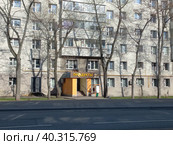 Магазин "Продукты". Девятиэтажный четырёхподъездный панельный жилой дом серии I-515/9М, построен в 1972 году. Хабаровская улица, 24. Район Гольяново. Город Москва (2023 год). Редакционное фото, фотограф lana1501 / Фотобанк Лори