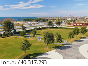 Сквер и шоссе на морском берегу. Мальтепе, Стамбул, Турция (2023 год). Стоковое фото, фотограф Вадим Хомяков / Фотобанк Лори