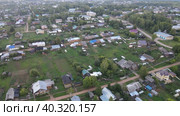Aerial view from river to suburbia. Стоковое видео, видеограф Гурьянов Андрей / Фотобанк Лори