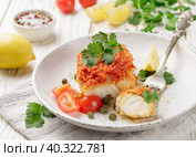 Белая рыба (треска, минтай, нототения, хек) под маринадом из овощей (лук, морковь, помидоры и петрушка) Стоковое фото, фотограф Виктория Панченко / Фотобанк Лори