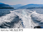 Пенистый след на морской поверхности от скоростного катера с мощным мотором. Адриатическое море,  Хорватия. (2016 год). Стоковое фото, фотограф Владимир Устенко / Фотобанк Лори