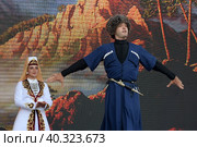 Осетины в национальных костюмах танцуют народные горские танцы (2022 год). Редакционное фото, фотограф Free Wind / Фотобанк Лори