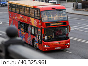 Russia, Moscow April 2023 The City Sihgtseeng double-decker sightseeing bus runs through the center of Moscow. Редакционное фото, фотограф Photojuli / Фотобанк Лори