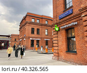 Кофейня Bodro coffee в Нижнем Сусальном переулке в облачную погоду. Россия, город Москва (2023 год). Редакционное фото, фотограф Овчинникова Ирина / Фотобанк Лори