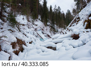 Footpath in winter taiga forest under heavy snow along Tevenek river on the bank of Teletskoe lake. Altai. Стоковое фото, фотограф Сергей Пристяжнюк (Serg Zastavkin) / Фотобанк Лори