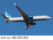 Boeing 737-800 (RA-73229) авиакомпании "Победа" в голубом безоблачном небе (2023 год). Редакционное фото, фотограф Виктор Карасев / Фотобанк Лори