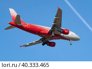 Airbus A319-111 "Ижевск" (RA-73203 ) авиакомпании Rossiya улетает в голубом небе солнечным днем (2023 год). Редакционное фото, фотограф Виктор Карасев / Фотобанк Лори