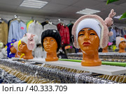 Mannequins of women's heads in funny hats in a cheap store. Tastelessness, addiction to shopping. Women's Day. Стоковое фото, фотограф Алла Чесноковва / Фотобанк Лори