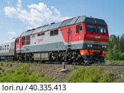 Российский пассажирский тепловоз ТЭП70БС крупным планом солнечным июньским днем (2022 год). Редакционное фото, фотограф Виктор Карасев / Фотобанк Лори