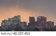 Дымящиеся трубы на фоне многоквартирных городских домов (2016 год). Стоковое видео, видеограф Цыбин Вадим / Фотобанк Лори