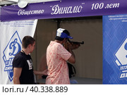 Стрельба из пневматической винтовки в тире на Поклонной горе Москвы (2022 год). Редакционное фото, фотограф Free Wind / Фотобанк Лори