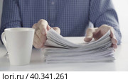 The Clerk's Hands are Working with Paper Files. Стоковое видео, видеограф Владимир Федоров / Фотобанк Лори