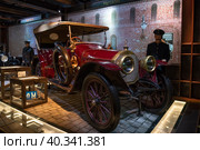 Старинный автомобиль Mercedes 45PS Simplex из гаража российского императора Николая II. Экспонат музея "Гараж особого назначения", Всеросийский выставочный центр (ВДНХ). Москва (2022 год). Редакционное фото, фотограф Виктор Карасев / Фотобанк Лори