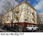 Четырёхэтажное кирпичное здание. Построено в 1950 году. Главное управление пенсионного фонда РФ № 7 по г. Москве и Московской области. 12-я Парковая улица, 6. Район Восточное Измайлово. Город Москва (2022 год). Редакционное фото, фотограф lana1501 / Фотобанк Лори