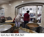 Приготовление еды для паломников в храме Gurudwara Sri Bangla Sahib (Нью Дели, Индия) (2023 год). Редакционное фото, фотограф Максим Гулячик / Фотобанк Лори