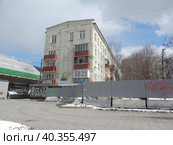 Пятиэтажный трехподъездный блочный жилой дом серии I-510(I-510/23БИ), построен в 1961 году. 9-я Парковая улица, 72/56 (Щёлковское шоссе, 56/72). Район Северное Измайлово. Город Москва (2022 год). Редакционное фото, фотограф lana1501 / Фотобанк Лори