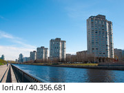 Дома «на ножках»  на Новосмоленской набережной в Санкт-Петербурге (2023 год). Редакционное фото, фотограф Татьяна Шикова / Фотобанк Лори
