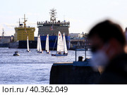 Открытие Летнего туристического сезона в Санкт-Петербурге. Регата парусных судов у Благовещенского моста в акватории реки Невы. (2023 год). Редакционное фото, фотограф Евгений Кашпирев / Фотобанк Лори