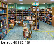 Зал абонемента в библиотеке №80, Москва (2022 год). Редакционное фото, фотограф Мария Кылосова / Фотобанк Лори