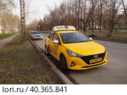 Желтый легковой автомобиль Яндекс Такси на обочине городской дороги. Редакционное фото, фотограф Сергеев Валерий / Фотобанк Лори
