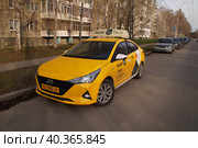 Желтый легковой автомобиль Яндекс Такси на обочине городской дороги. Редакционное фото, фотограф Сергеев Валерий / Фотобанк Лори