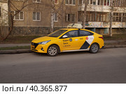 Желтый легковой автомобиль Яндекс Такси на обочине городской дороги. Редакционное фото, фотограф Сергеев Валерий / Фотобанк Лори