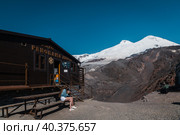 Девушка сидит в кафе с видом на Эльбрус. Редакционное фото, фотограф Катя Полякова / Фотобанк Лори