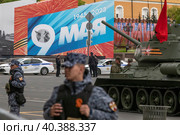 Средний танк Т-34 периода Великой Отечественной войны стоит на Тверской улице перед началом ночной репетиции военного парада в ознаменование 78-летия Победы в Великой Отечественной войне 1941-1945 годов, на Красной площади города Москвы, Россия, 9 мая 2015 (2023 год). Редакционное фото, фотограф Николай Винокуров / Фотобанк Лори