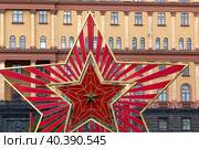 Декоративная инсталляция в виде звезды в честь празднования 78-й годовщины Победы в Великой Отечественной войне установлена на Лубянской площади в городе Москве, Россия (2023 год). Редакционное фото, фотограф Николай Винокуров / Фотобанк Лори