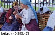 Нижний Новгород, Россия, ул. Совнаркомовская, 13, 30.07.2022. Две девочки учатся вязать крючком. Высококачественные кадры в формате FullHD. Редакционное видео, видеограф Egor Sarantstv / Фотобанк Лори