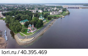 Drone view of the Volga River and temples, as well as residential areas in the city of Uglich in the summer afternoon, Russia. Стоковое видео, видеограф Яков Филимонов / Фотобанк Лори