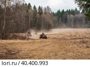 Travelers on quad bikes in early spring forest landscape (2023 год). Редакционное фото, фотограф Евгений Харитонов / Фотобанк Лори