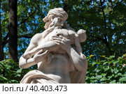 Скульптура Сатурн, пожирающий своих детей.  Ф.Кабианка Италия. Нач. XVIII в. Летний сад, Санкт-Петербург (2019 год). Редакционное фото, фотограф Александр Щепин / Фотобанк Лори