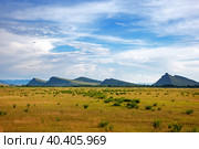 View of the mountain range Sunduki, Khakassia, Russia.Blue sky with clouds over mountains in the steppe. Стоковое фото, фотограф Оксана Прахова / Фотобанк Лори