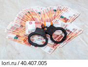 Black steel handcuffs lying on the heap of money. Стоковое фото, фотограф FotograFF / Фотобанк Лори