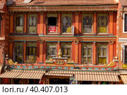 Facades of houses at the Boudhanath stupa in Kathmandu, Nepal (2016 год). Редакционное фото, фотограф Михаил Пряхин / Фотобанк Лори