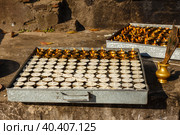 Burning ritual candles in a Nepalese temple, Swayambhu Kathmandu, Nepal (2016 год). Стоковое фото, фотограф Михаил Пряхин / Фотобанк Лори