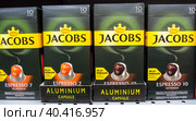 Алюминиевая капсула кофе Jacobs на полке (2020 год). Редакционное фото, фотограф FotograFF / Фотобанк Лори