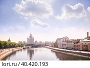 Высотка-небоскреб на Котельнической набережной и Москва-река, Москва (2019 год). Стоковое фото, фотограф Baturina Yuliya / Фотобанк Лори