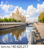Высотка-небоскреб на Котельнической набережной, река Яуза, Астаховский мост, Москва (2019 год). Стоковое фото, фотограф Baturina Yuliya / Фотобанк Лори