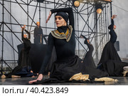 Выступление артистов труппы Имперского русского балета с фрагментом балета "Болеро" на сцене ВДНХ в честь запуска фонтанов, в городе Москве, Россия (2023 год). Редакционное фото, фотограф Николай Винокуров / Фотобанк Лори