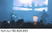 Artist rapping on stage at the performance and people shooting the show on their phones. Стоковое видео, видеограф Константин Шишкин / Фотобанк Лори