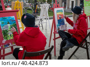 Девушка рисует пейзаж на Тверском бульваре на площадке фестиваля Московская весна в центре города Москвы, Россия (2023 год). Редакционное фото, фотограф Николай Винокуров / Фотобанк Лори