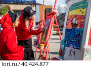 Девушка рисует городской пейзаж на Тверском бульваре на площадке фестиваля Московская весна в центре города Москвы, Россия (2023 год). Редакционное фото, фотограф Николай Винокуров / Фотобанк Лори