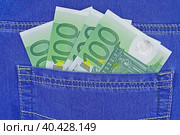 Купюры евро в кармане джинсов. Euro banknotes in blue jeans back pocket. Стоковое фото, фотограф Татьяна Д / Фотобанк Лори